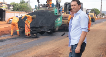 Vilela vistoria obras de asfalto novo nos setores Buriti Sereno e Colina de Homero*